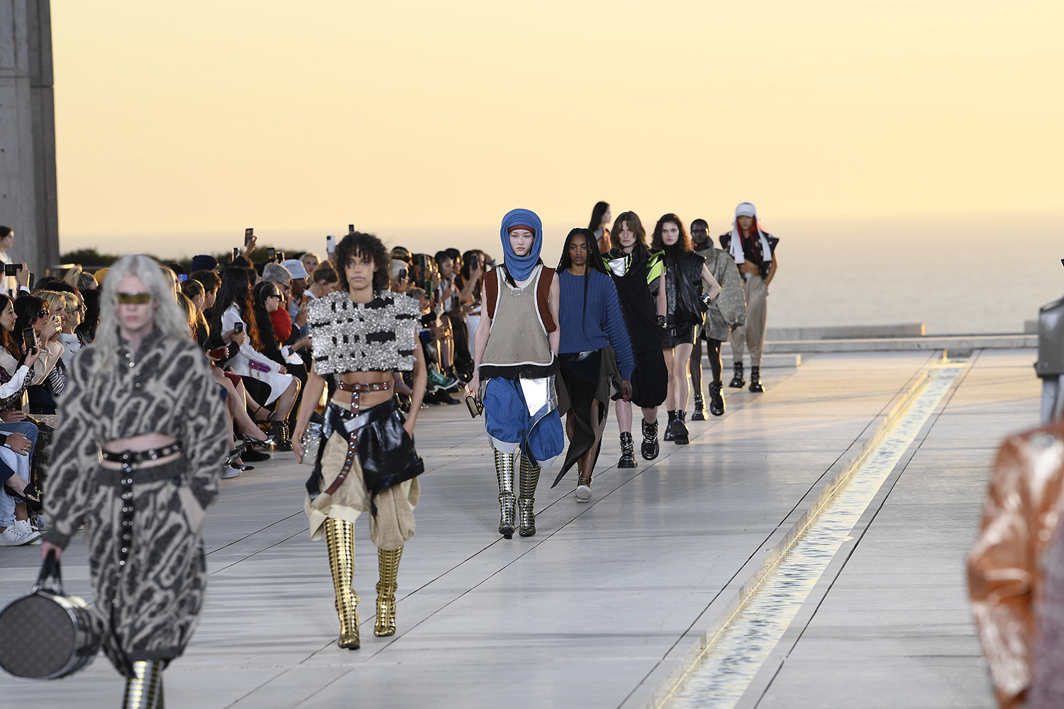 Louis Vuitton в X: „#LVCruise Solar energy. @TWNGhesquiere conceived his  latest #LouisVuitton collection to be like reflective points of contact  between light and people. Watch the full show staged at the Salk