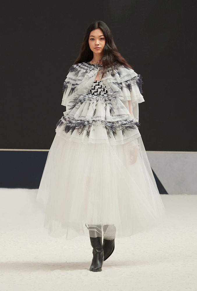 CHANEL's Graphic Fall/Winter Haute Couture Collection Moves Forward by  Looking Back - S/ magazine