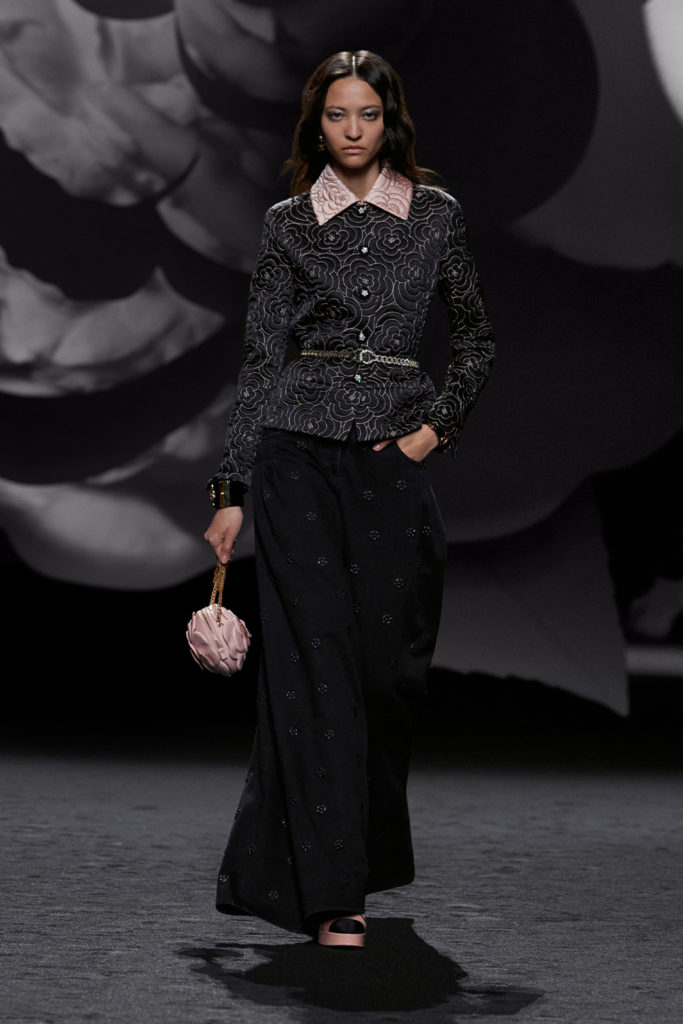 CHANEL's Fall/Winter 2023/2024 Collection is an Ode to the Maison's  Timeless Camellia - S/ magazine